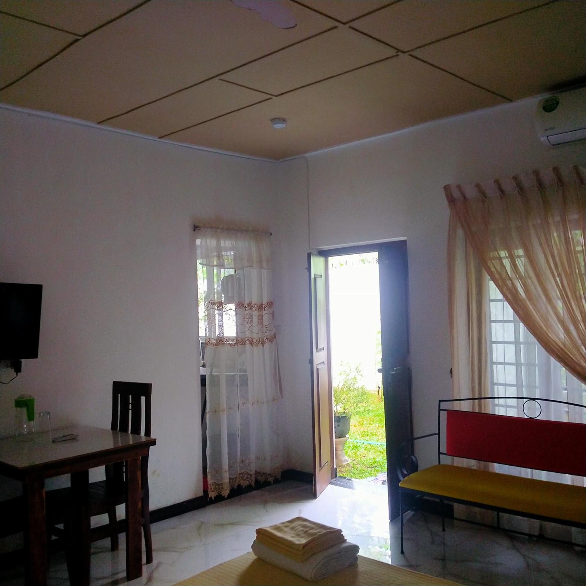 Living Home Negombo Szoba fotó
