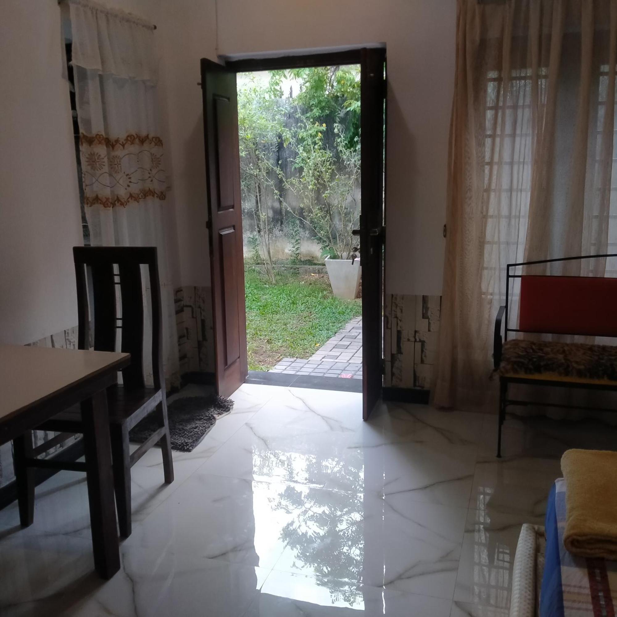Living Home Negombo Szoba fotó